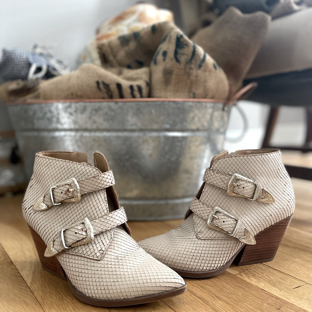 Like new, worn once inside. Comfortable, leather upper.